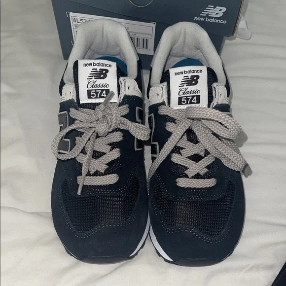 PRICED TO SELL: New Balance Classic Black and White Shoes - Picture 4 of 7